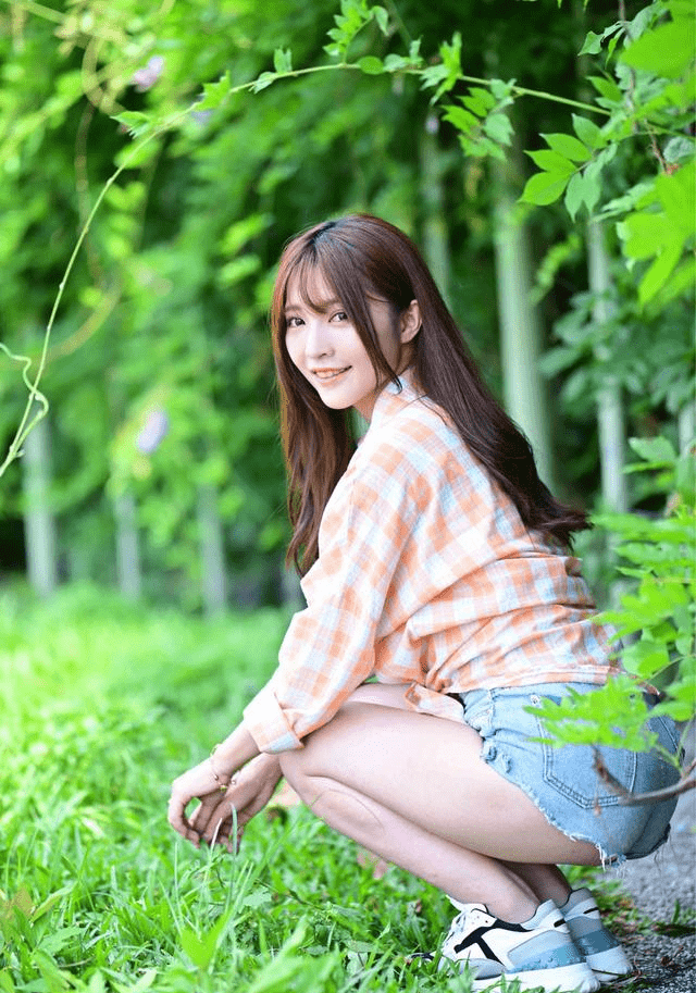 青春少女的户外写真,花衬衣配热裤,既有甜美,又有性感