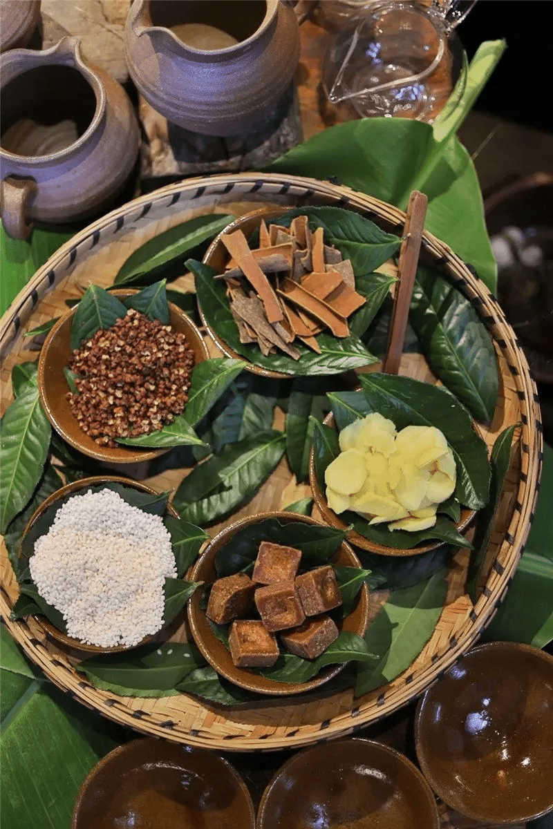 茶马古道上的火塘文化:烤茶做饭取暖 散发着独特气息