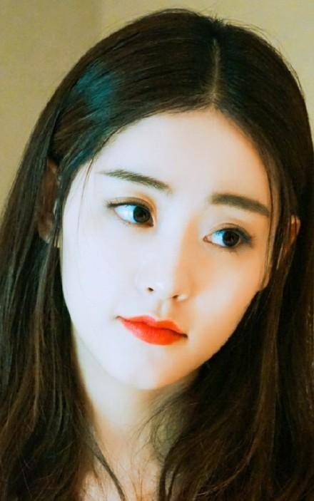 其实祝绪丹应该是淡颜系的长相,但是不明白为什么她的化妆师总是给她