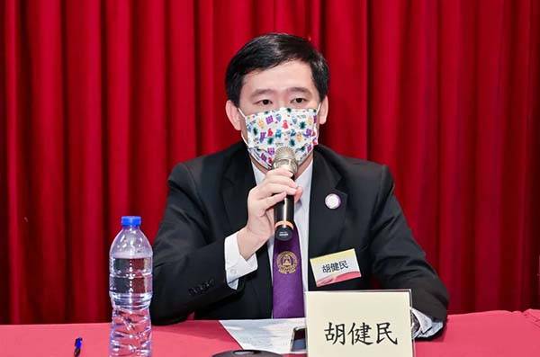 图为毕业生胡健民主持