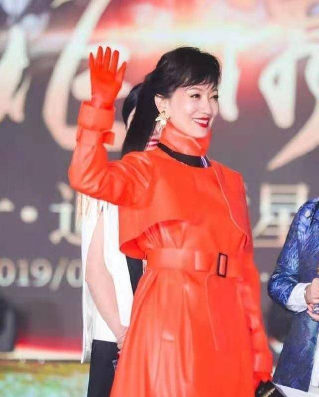 赵雅芝66岁还不显老,身着橘色风衣,配上马尾高挑,气质