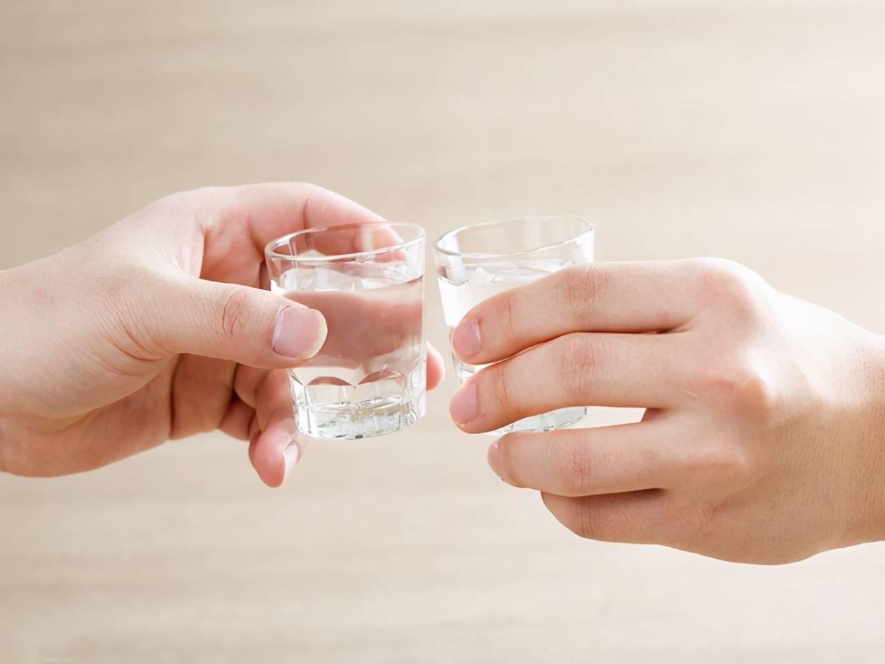 每天喝一点酒,偶尔大醉一次,哪种更伤肝?研究人员给出
