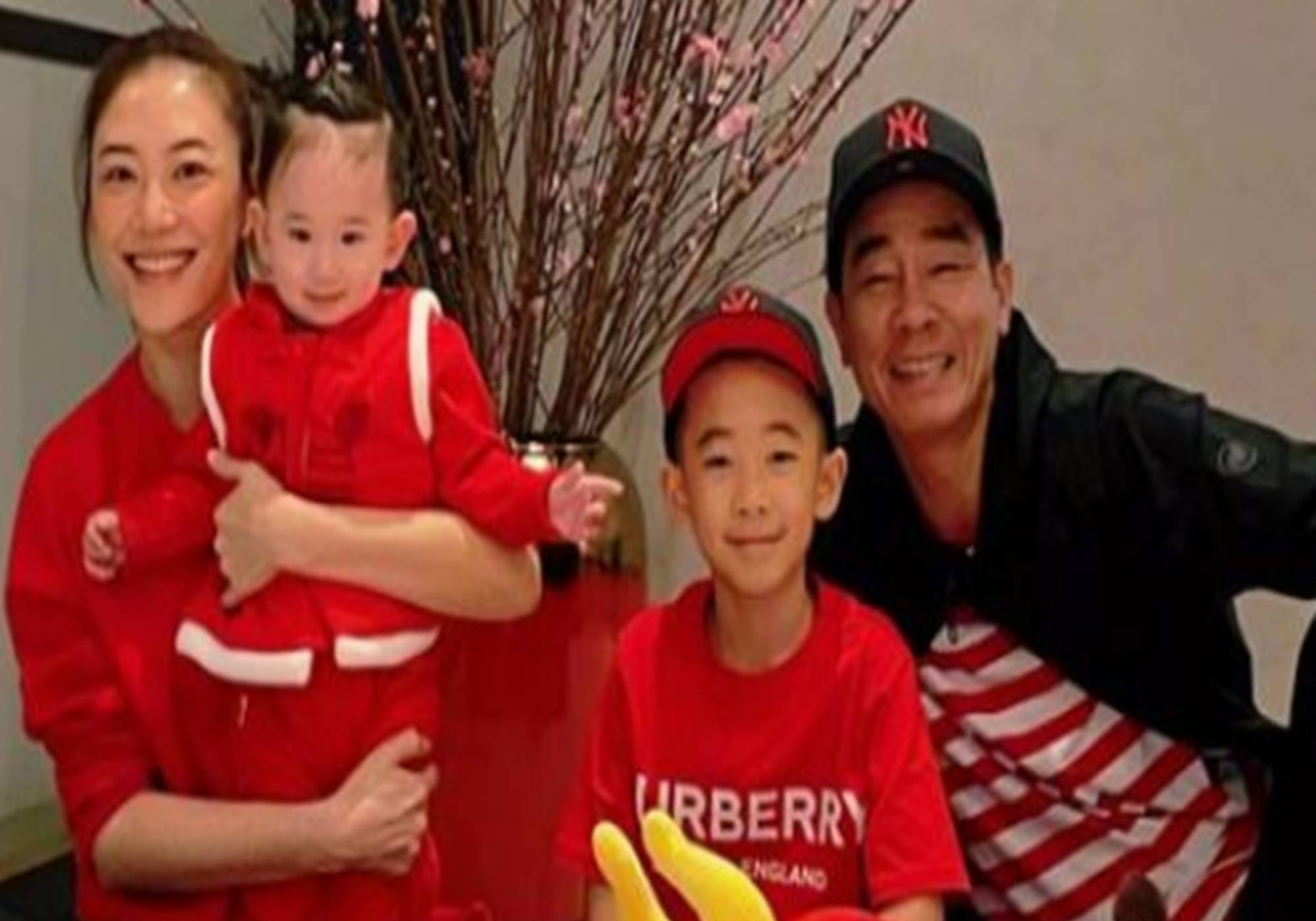 曾在网上晒出一家三代的合照,照片中他与儿子以及老父亲的相貌相似度