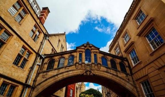 世界最古老的牛津大学,整个城市就是一座学校,游客比学生还多