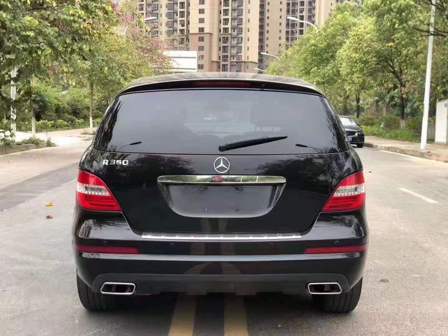 这是一款奔驰r350售价7万,r级商务型,家用更时尚