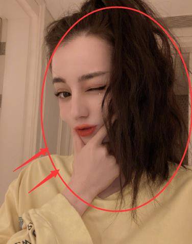 迪丽热巴晒半身自拍照,嘟嘴捏脸超可爱,发量多到盖住了高马尾