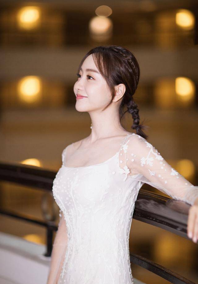 被39岁杨蓉惊艳到了!穿白色礼服裙又仙又甜,美到冒泡像19岁少女