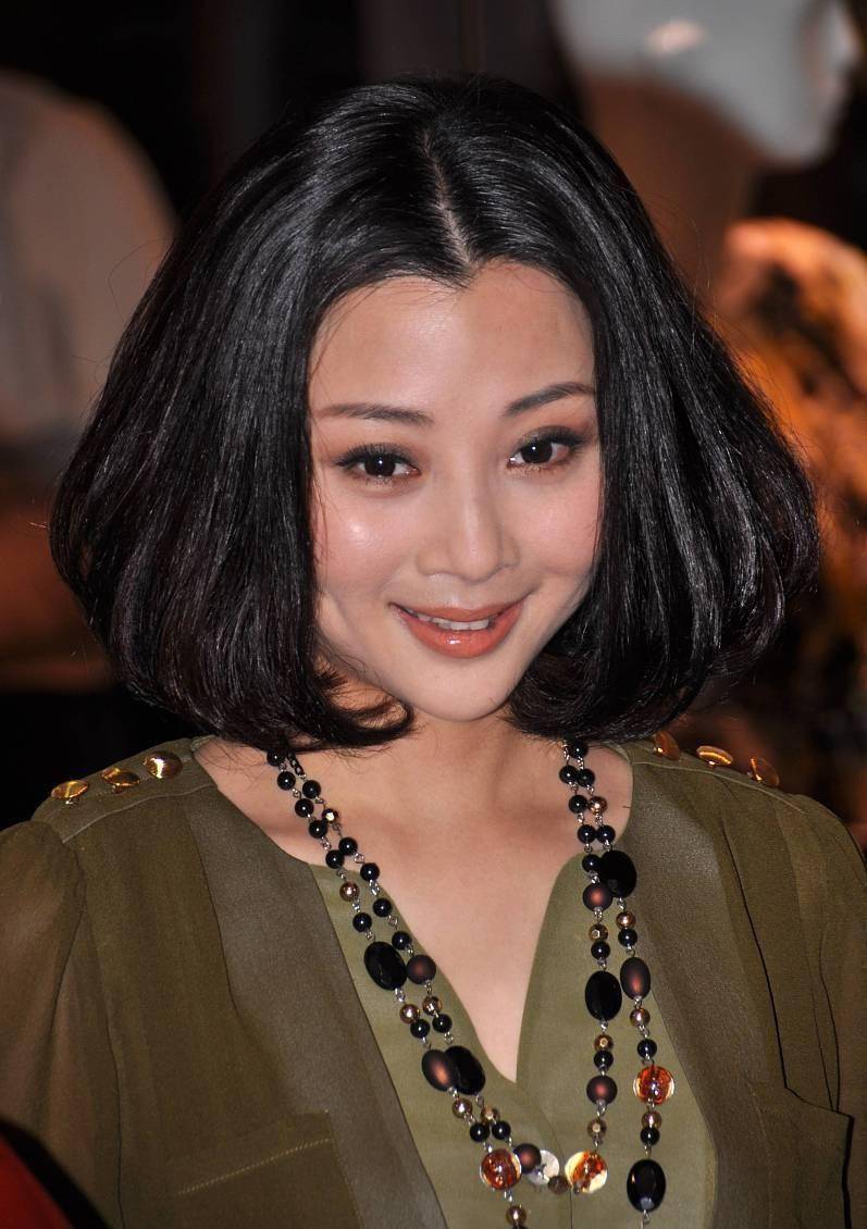 殷桃的身材真挺好,穿短裙秀大长腿,内扣发型显头发多但有点老气