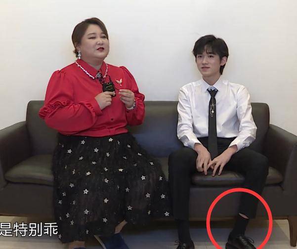 宋亚轩穿西装帅气亮相,却被脚上的"老头袜"抢镜,谁还没有两双