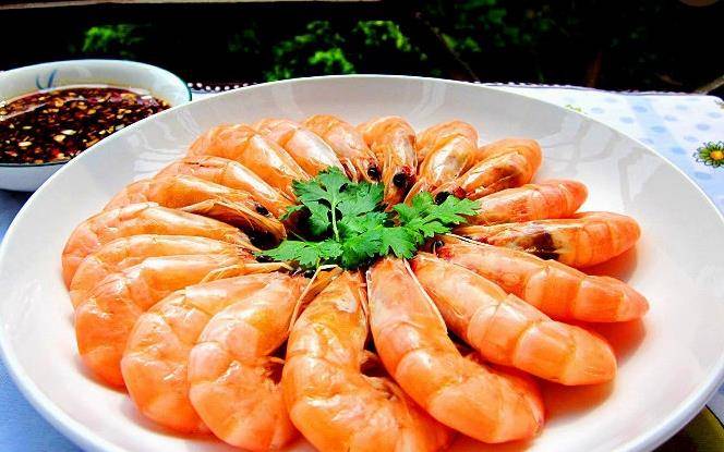 白灼虾的做法:煮熟后入冷水白灼虾肉质嫩