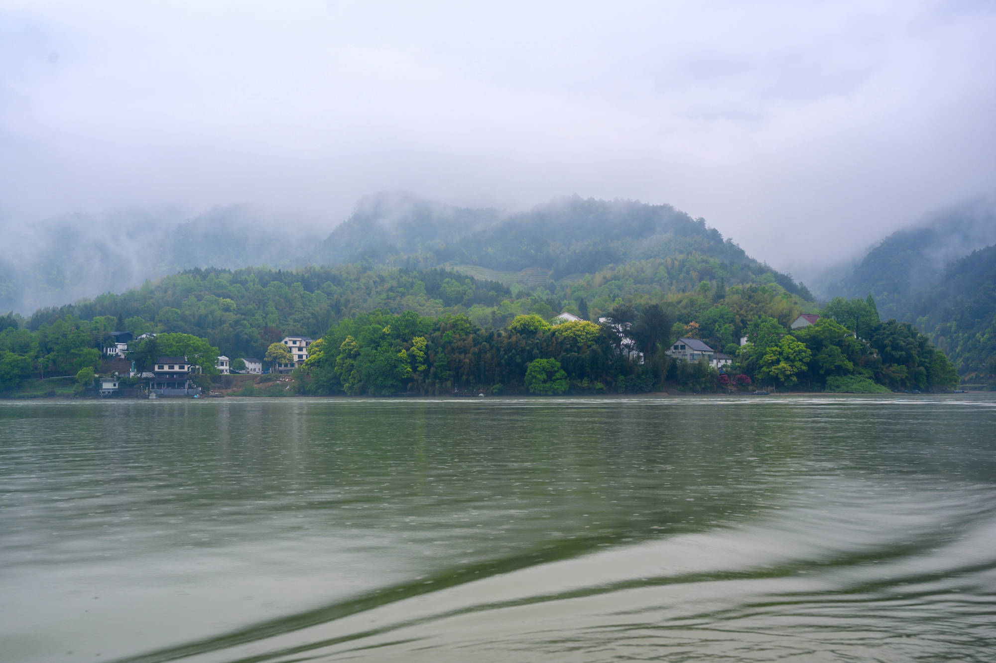 到达景区后,需乘船至严子陵钓台,沿途可以欣赏富春江上最秀丽的山水