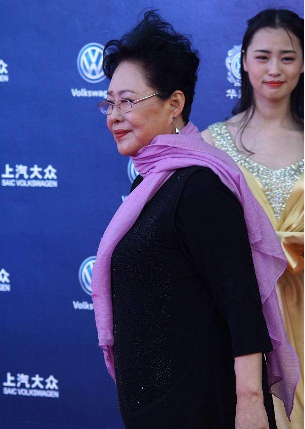 斯琴高娃虽然略显老太,但气质一般人比不了,一袭黑裙气场十足