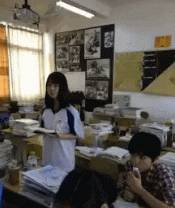 搞笑gif:俩妹子走个路都要比划,尴尬了吧