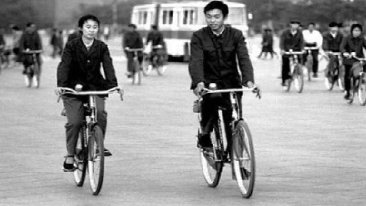 原创80年代,一辆凤凰牌自行车多少钱?多长时间能买得起?