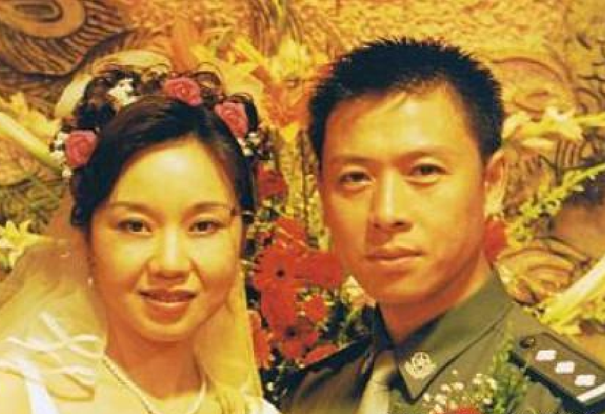 闫妮离婚16年,为什么很少提到前夫?看完就懂了_邹元