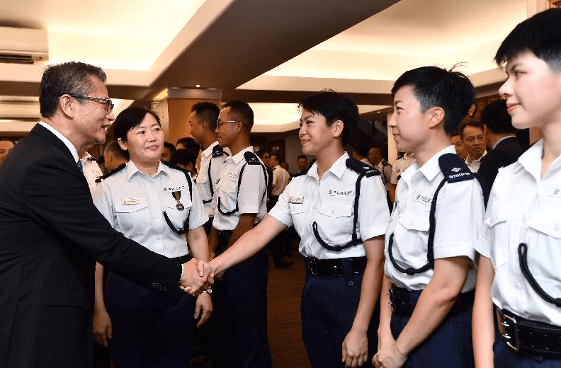 中国香港地区警察的警服上为何都有一根不同的绶带