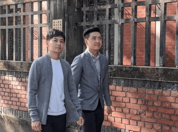原创林志颖与弟弟林志鑫罕见同框,两人合资创业,弟弟坦言有他很幸福