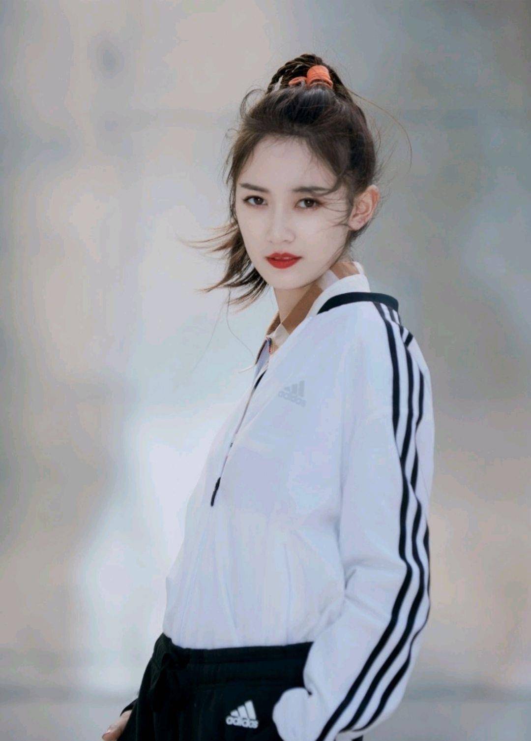 原创陈钰琪的气质很清纯,白色运动服搭配黑色运动裤,尽显青春活力