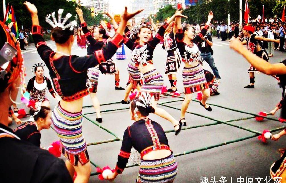 原创黎族竹竿舞被称为"世界罕见的健美操"