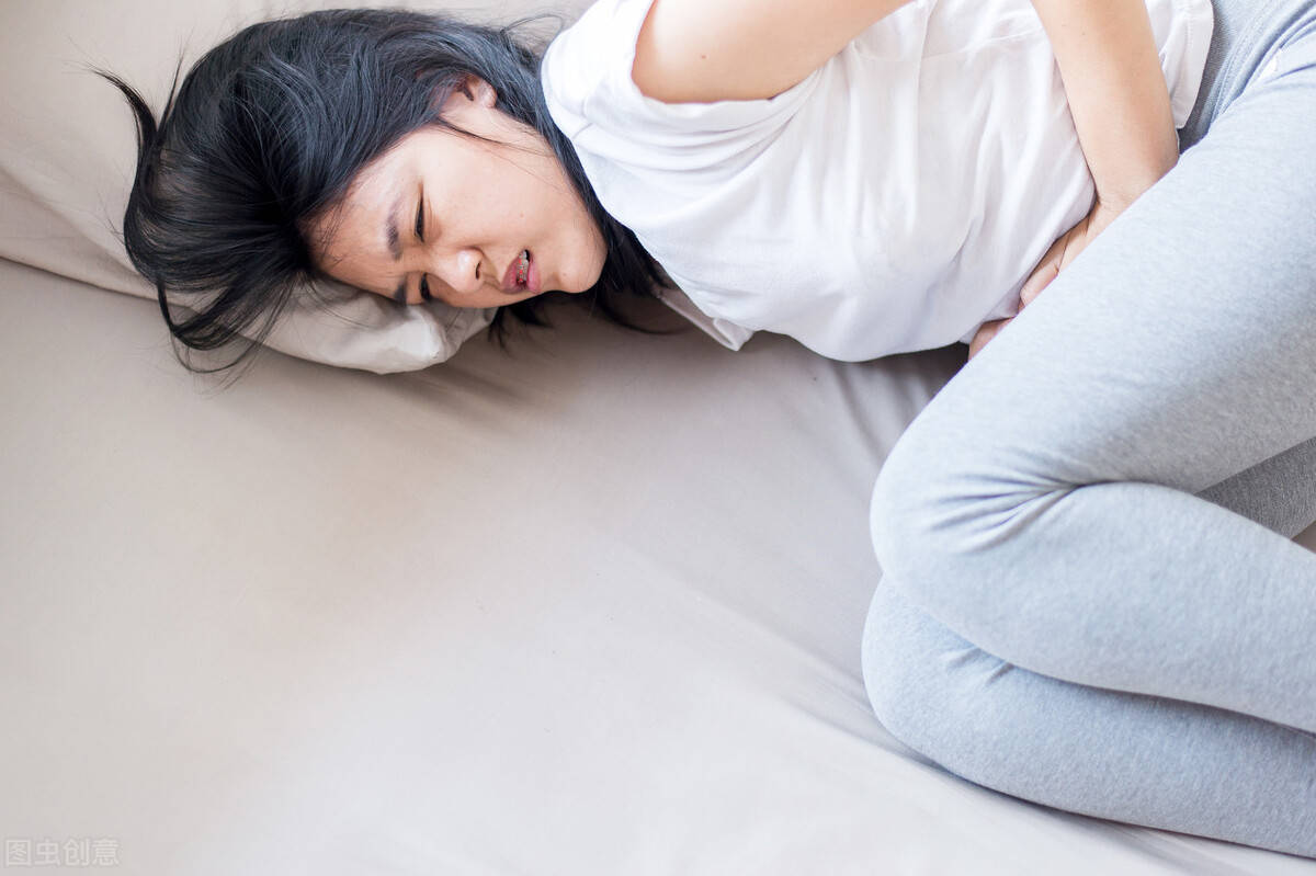 原创"来姨妈很痛!"女儿发了一条朋友圈,妈妈看到后怒评:你羞不羞