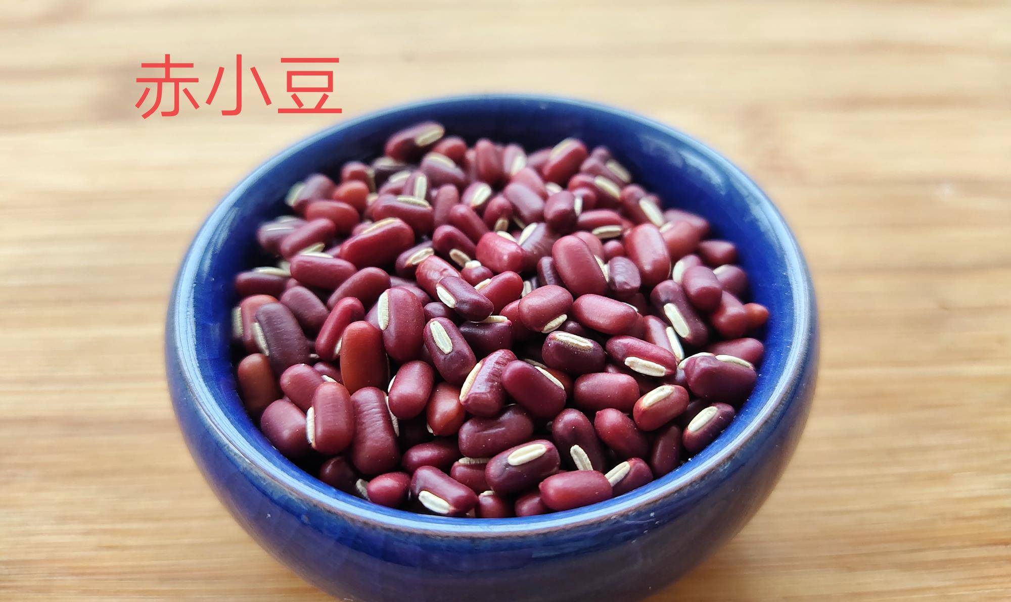 两种红豆可以从外观上加以区分,赤小豆细长颗粒比红豆小,看上图,而
