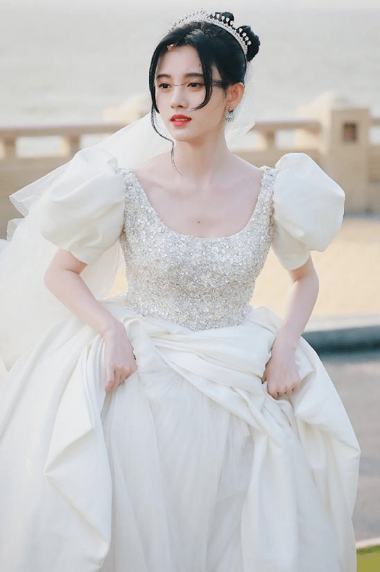 鞠婧祎婚纱造型公开,绝美形象完胜关晓彤,这才是"在逃公主"