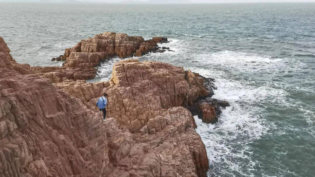 海岛内有一处礁石,危峰兀立,怪石嶙峋,长年在风口浪尖,也没能磨平它的