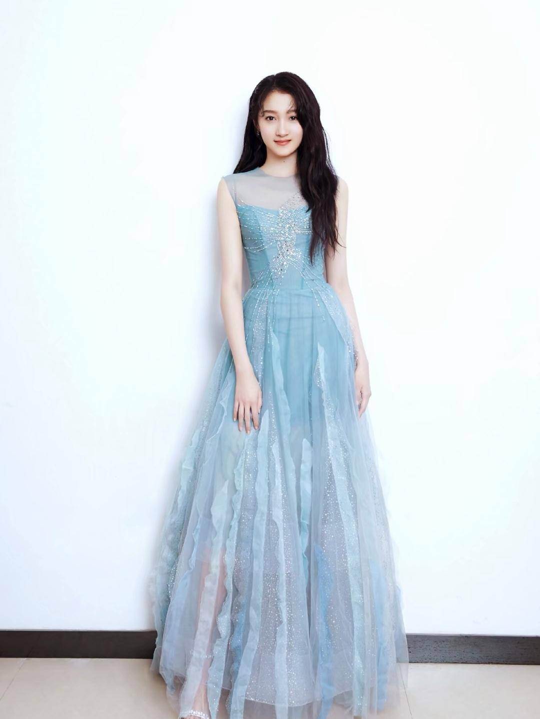 原创关晓彤穿裙子太美了显瘦又显腿凸显优雅有气质