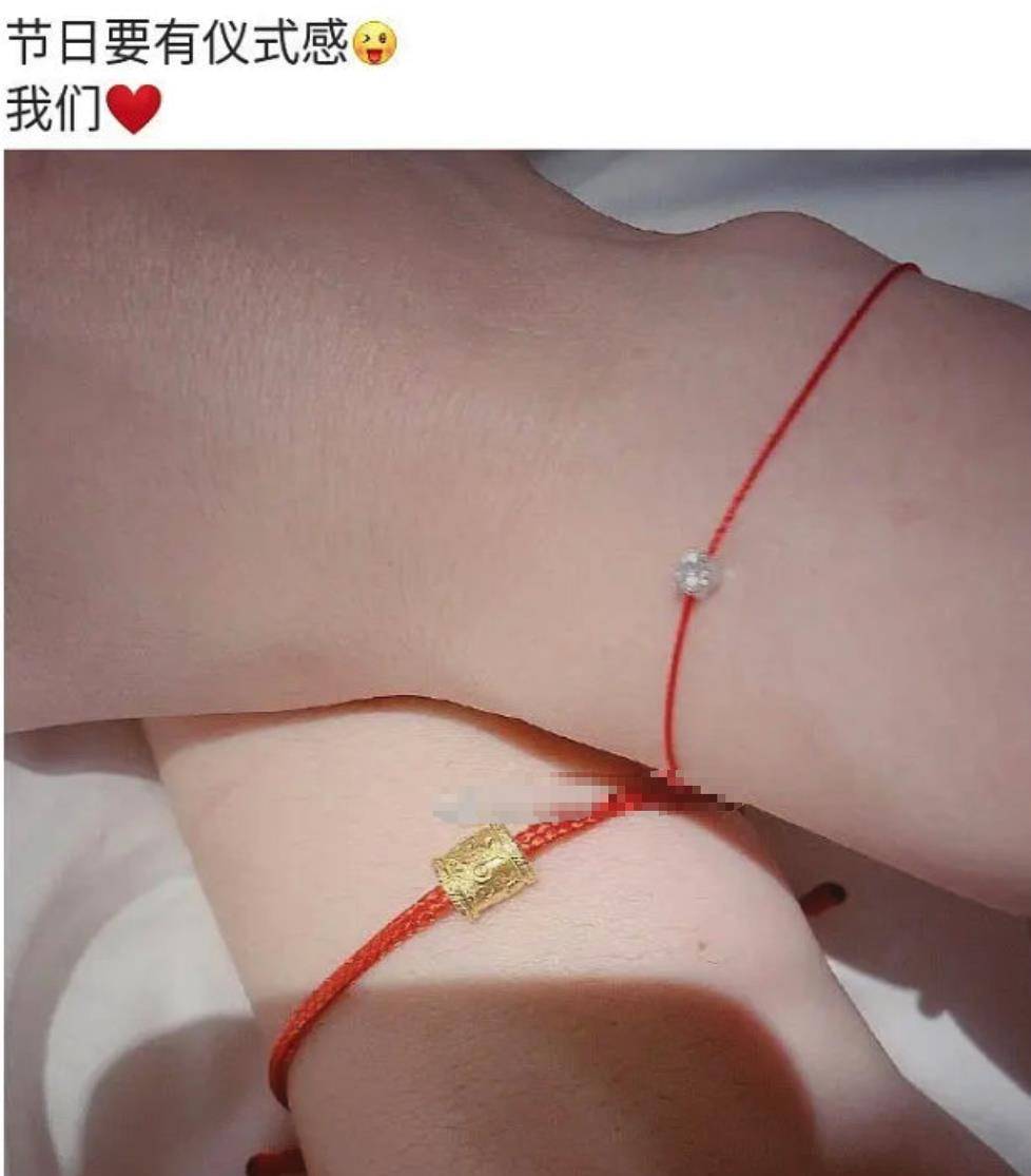 情人节的时候,这名女子晒出了一张握手照,红色情侣手链很吸睛.