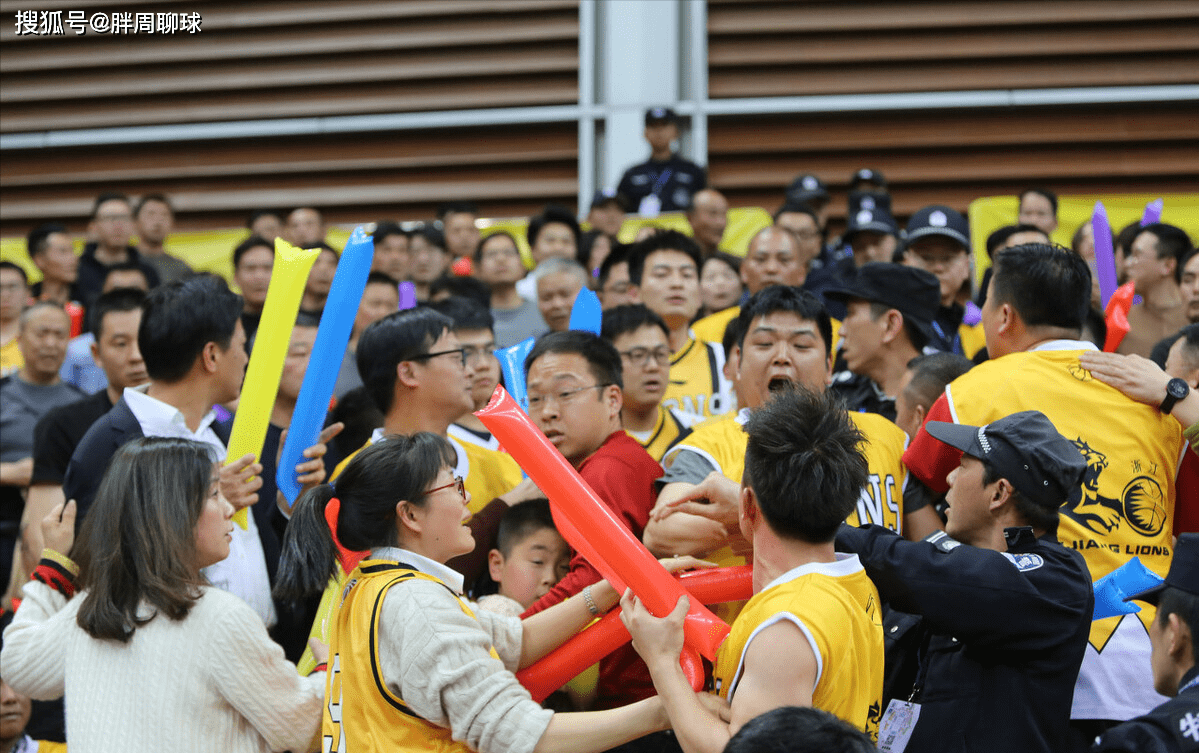 原创cba季后赛爆发冲突辽宁广厦球迷11秒对攻10拳难逃终身禁赛