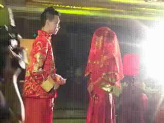 原创爆笑gif图片全网最洒脱的新娘这一手操作竟把新郎吓得后退好几步