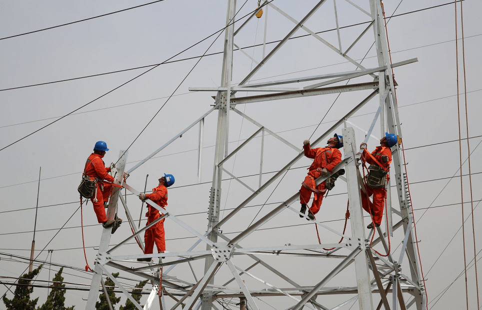 国网莱西市供电公司:加速推进110千伏输电线路工程建设_施工人员
