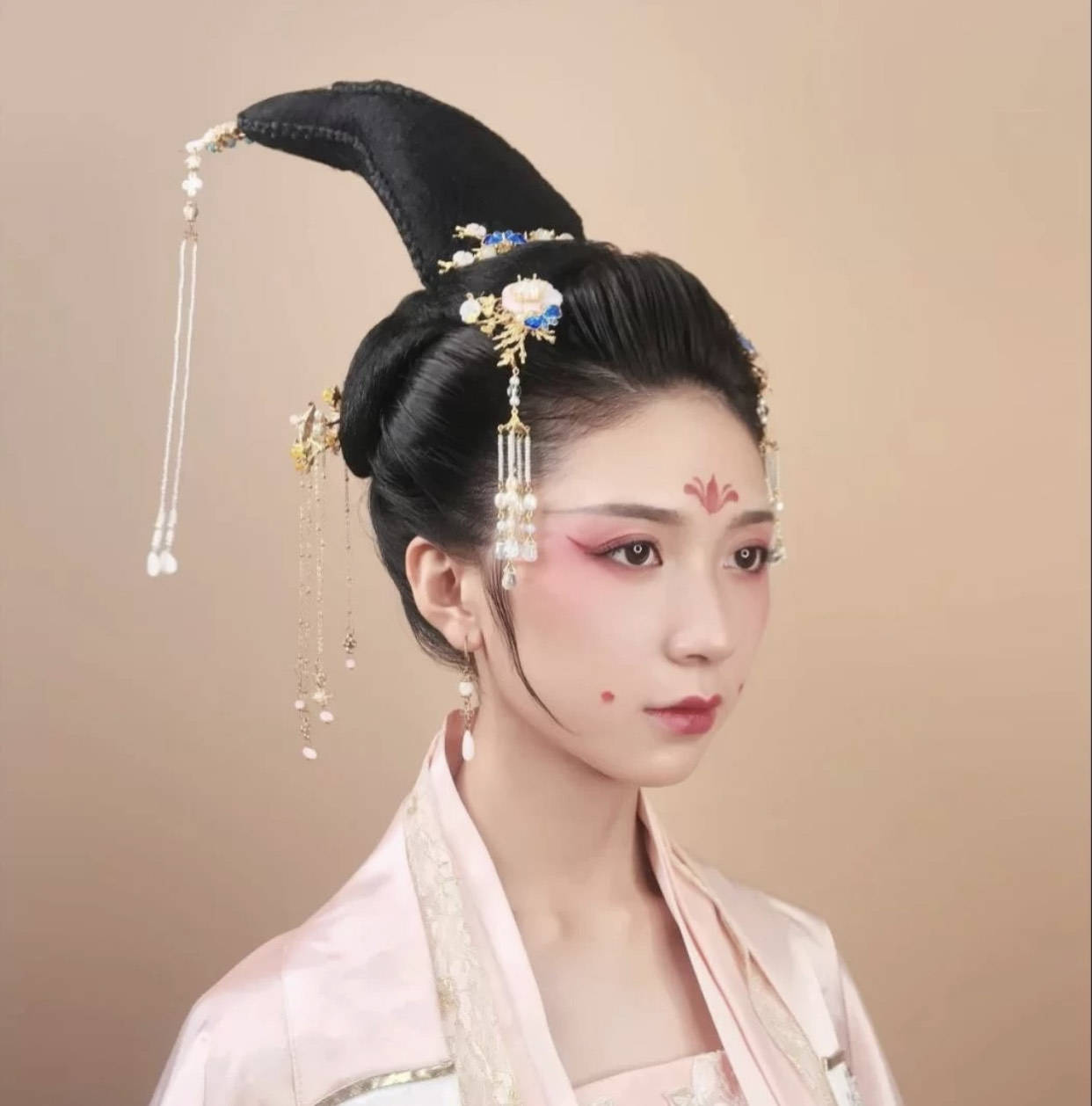 河南火了"唐宫夜宴",女生圈却火了"唐妆",原来圆脸得这样化
