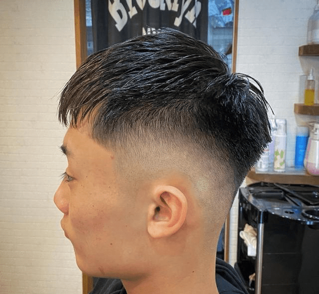 这种碎发造型也可以修剪成上下不连接的效果 ,也是当下比较火的.