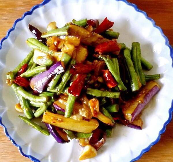 豆角烧茄子8,锅中水份烧干汤汁收浓,装盘即可7,约二十分钟后放进胡