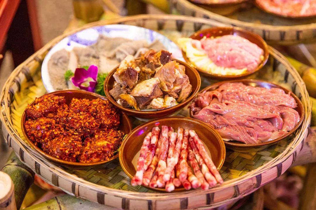 特色,土碗装菜,簸箕上菜,很有老成都的感觉,从环境到菜品,这家火锅也
