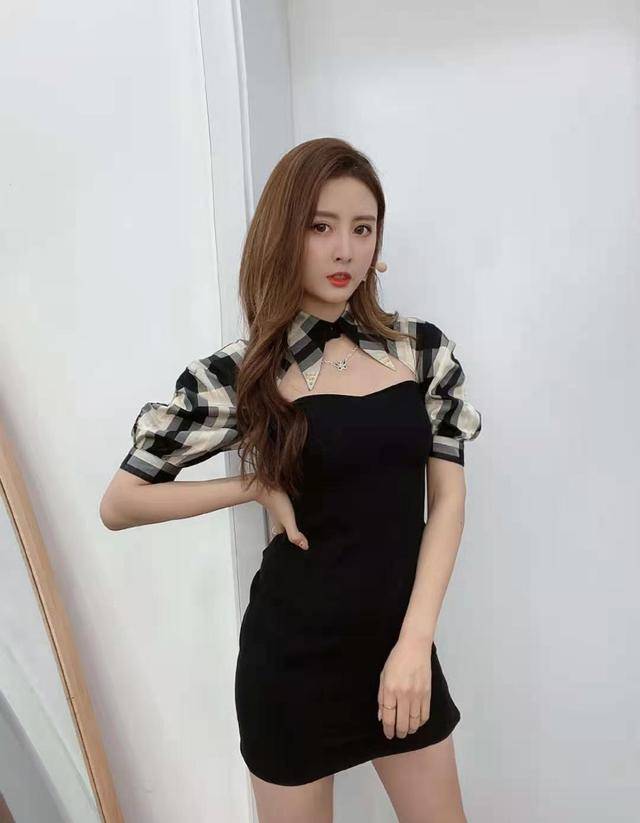 原创nba主播小楠最新礼服照,身材窈窕,上围傲挺,肌肤似雪表情勾魂