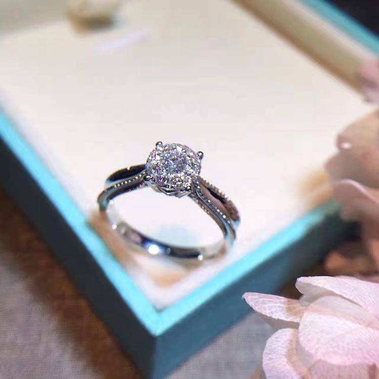 在这样一个浪漫的春天,最适合为喜欢的人准备精美的礼物,钻石戒指