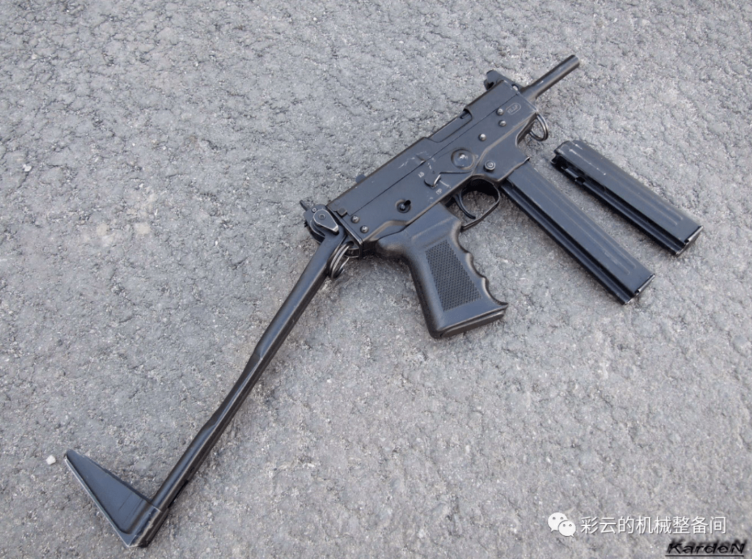枪托展开的pp-91枪托折叠的pp-91该枪采用常规布局,机匣用1mm钢板冲压