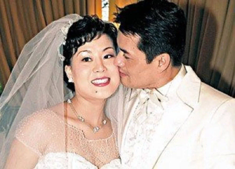 64岁吕良伟与3婚娇妻出游低调炫富一块手表能买2套房