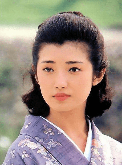 曾经红极日本的一代传奇偶像!山口百惠年轻的时候有多美?