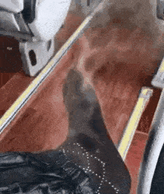 原创搞笑gif:看着都觉得尴尬 以后再也不穿裙子翻栏杆了