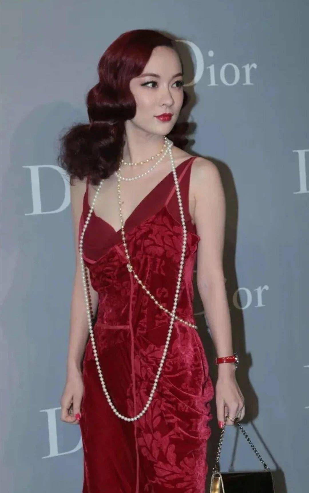 霍思燕上演复古女郎!红色波浪卷发配丝绒红色吊带裙,太美啦