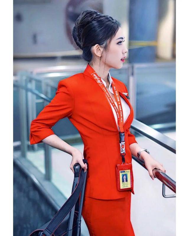 原创亚洲航空美女空姐走红网络,被赞最美空姐,好身材是走红的关键