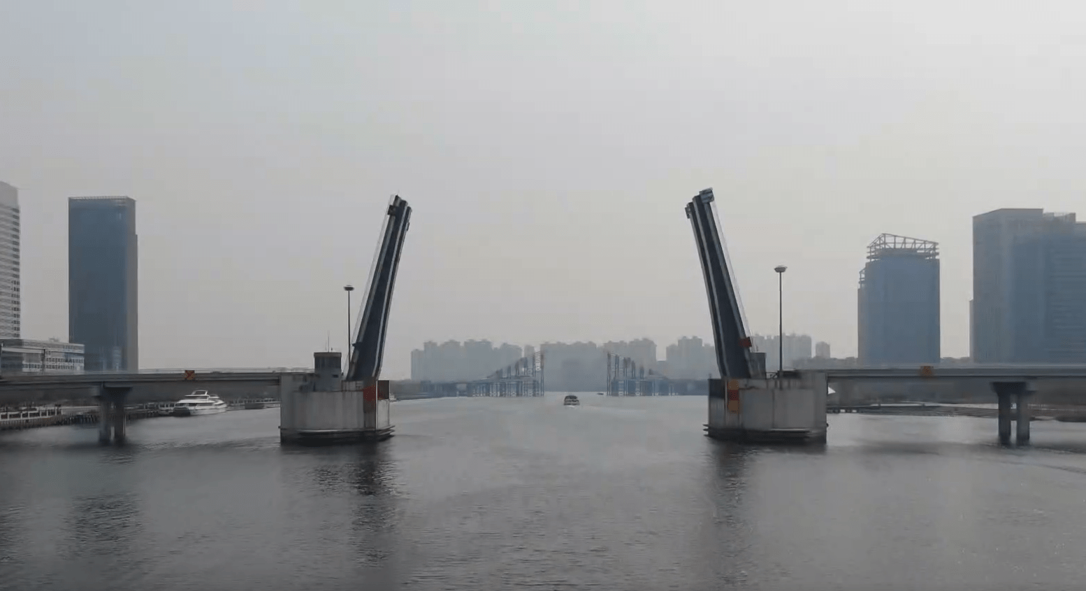 发现滨海之最海河开启桥世界上最大的立转式开启桥之一
