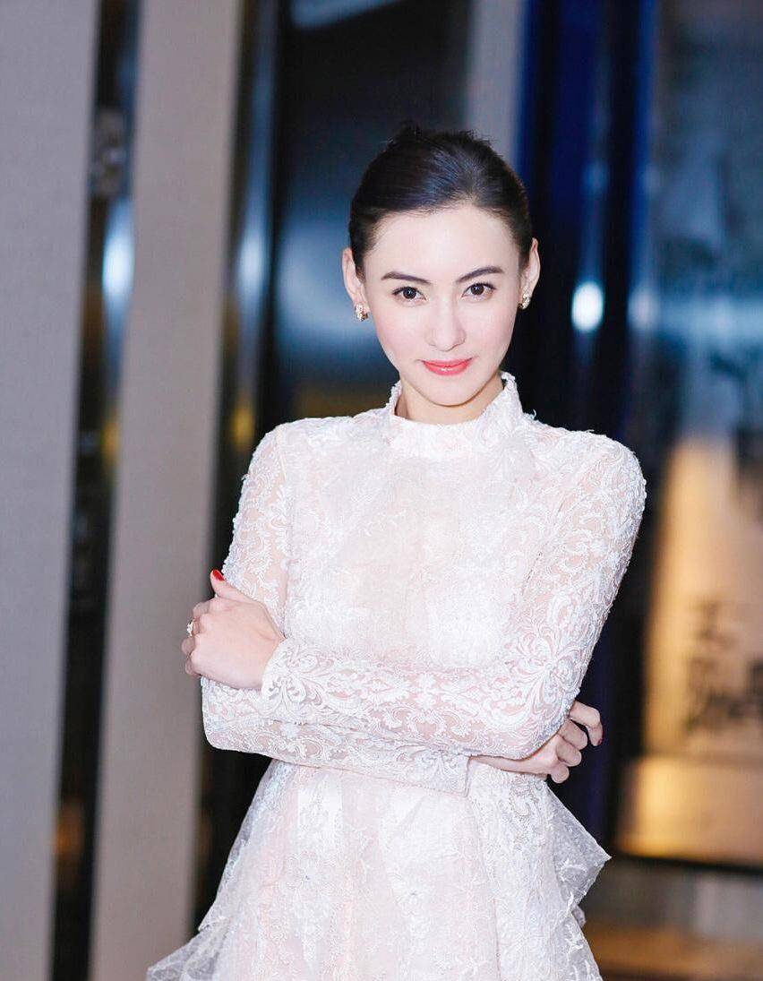 原创41岁张柏芝现身乌镇,高扎马尾穿粉衣美如少女,大长腿超吸睛!