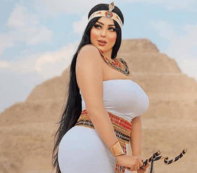 埃及美女金字塔拍照,身材饱满魅力十足,这项运动成就了她