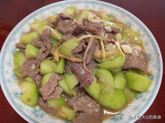 丝瓜炒牛肉家常做法,丝瓜嫩滑香甜,牛肉鲜嫩可口,下饭的好菜