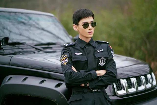 白敬亭演特警太有型,网友喊话让他把警服焊身上