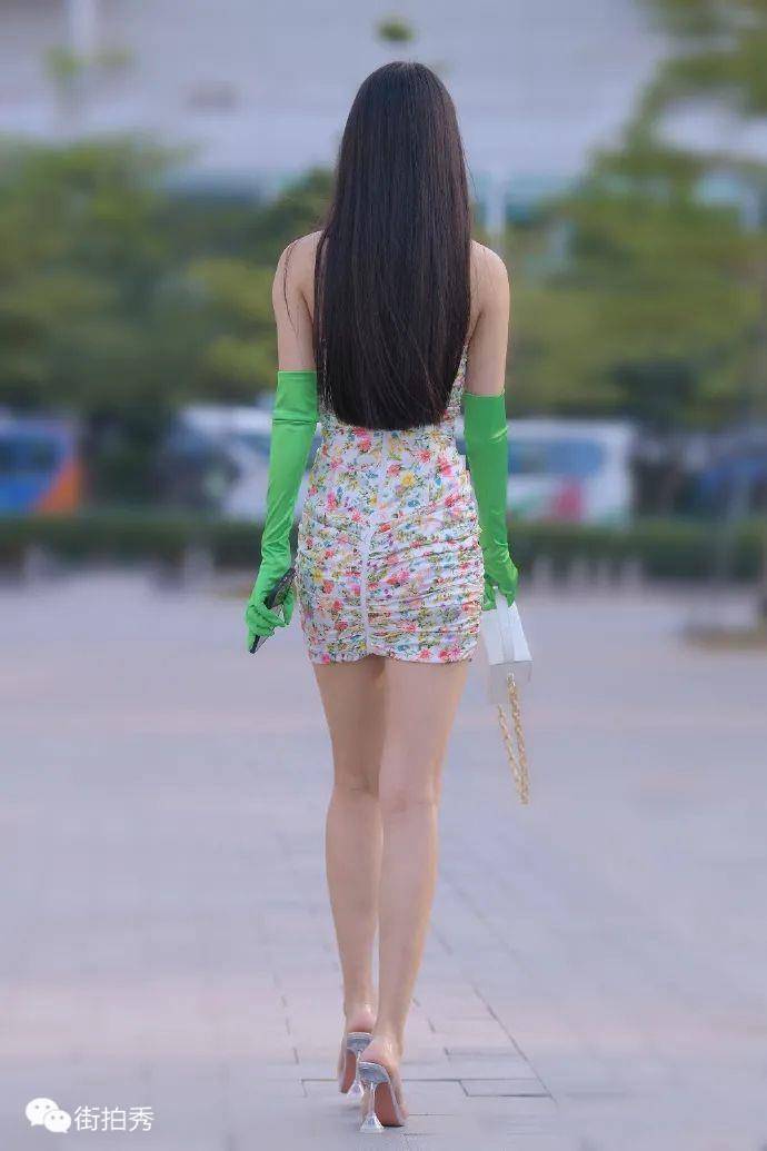 街拍:穿碎花裙的美女